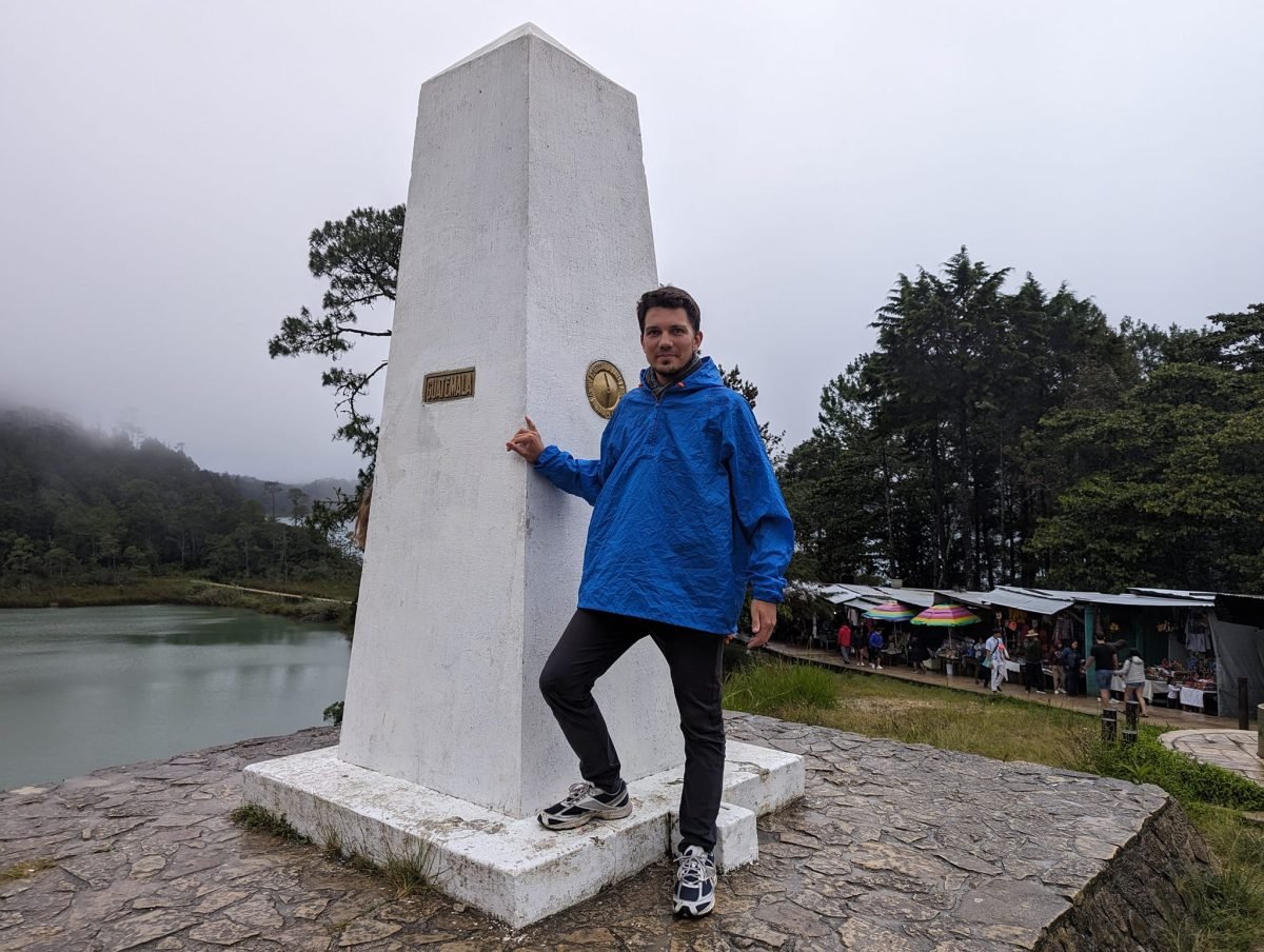 Maciek przy białym obelisku granicznym nad Lago Internacional