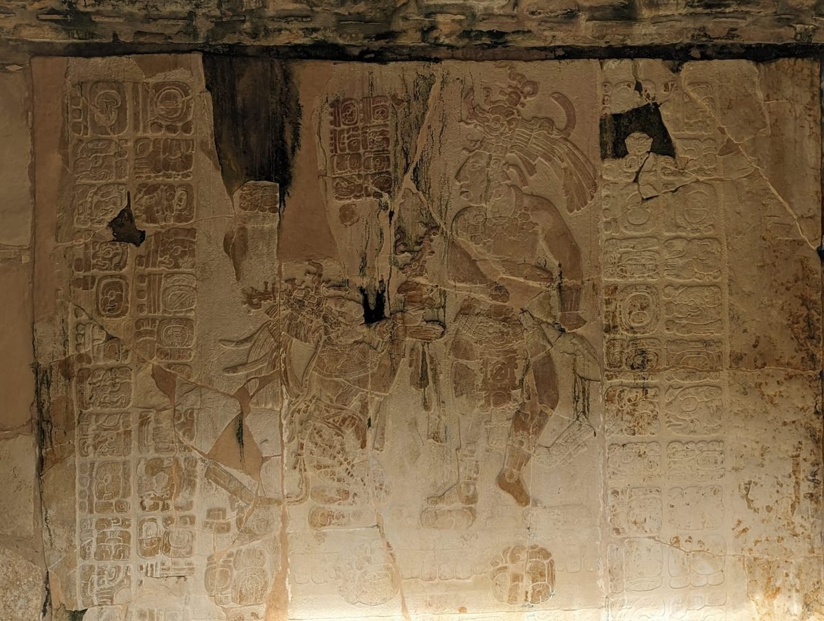 Kamienny relief z hieroglifami Majów w Palenque