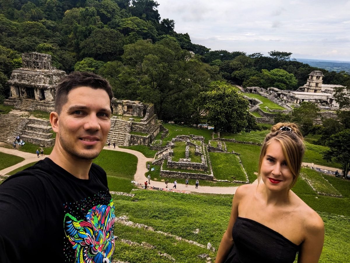 Patrycja i Maciek nad ruinami Palenque