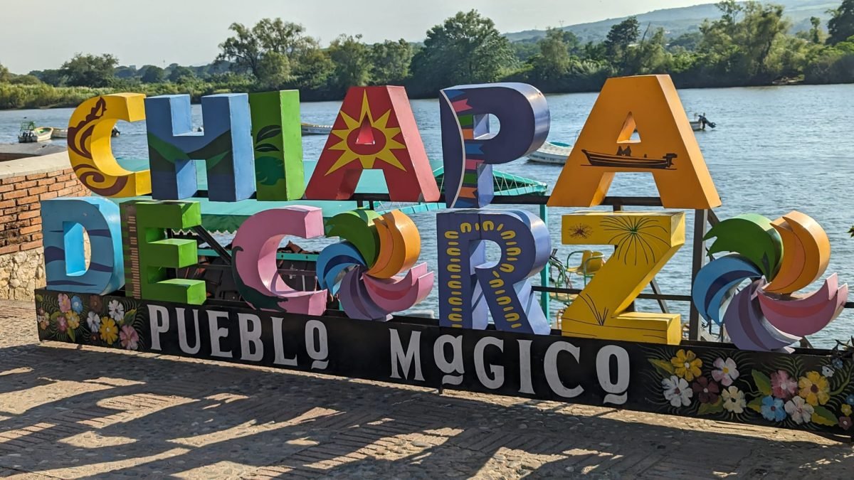 Kolorowy napis Chiapa de Corzo Pueblo Mágico nad rzeką