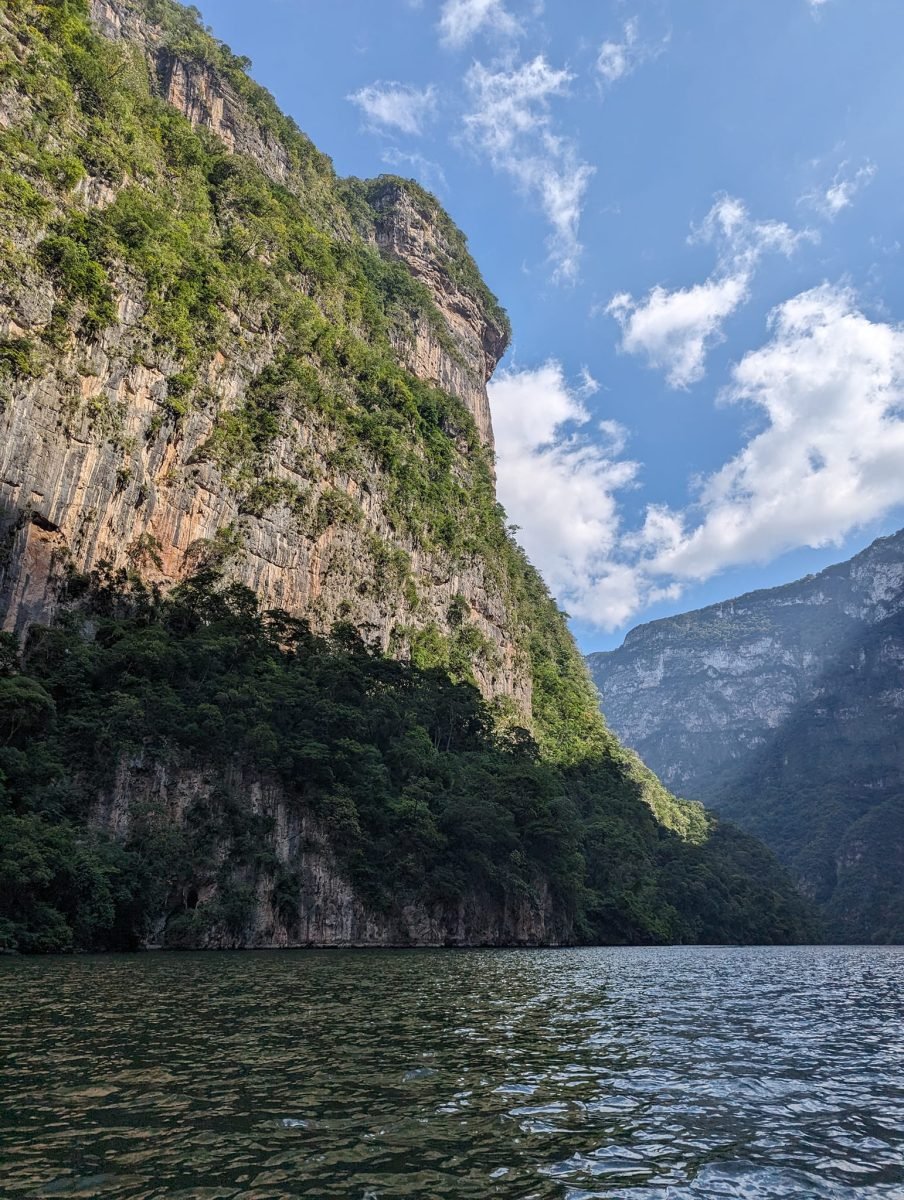 Wysoki klif nad wodą w Kanionie Sumidero – ujęcie pionowe