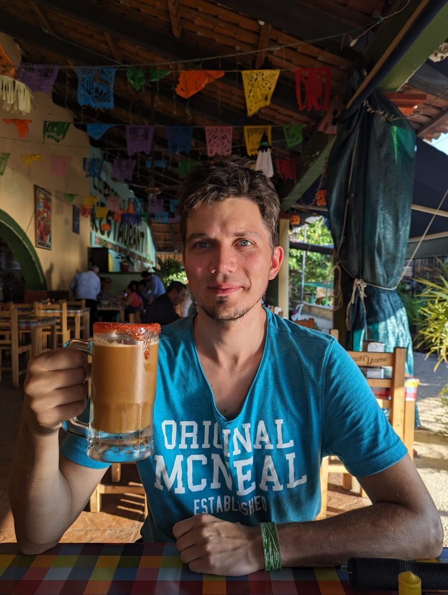 Maciek z litrowym kubkiem michelady w restauracji w Chiapa de Corzo