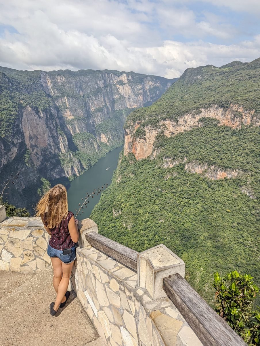 Na tarasie punktu widokowego nad Kanionem Sumidero w Chiapas