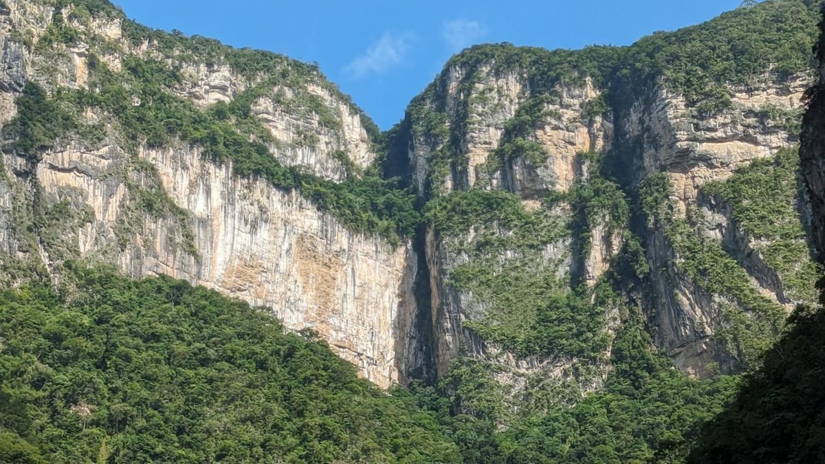 Panorama wysokich ścian Kanionu Sumidero z pokładu łodzi