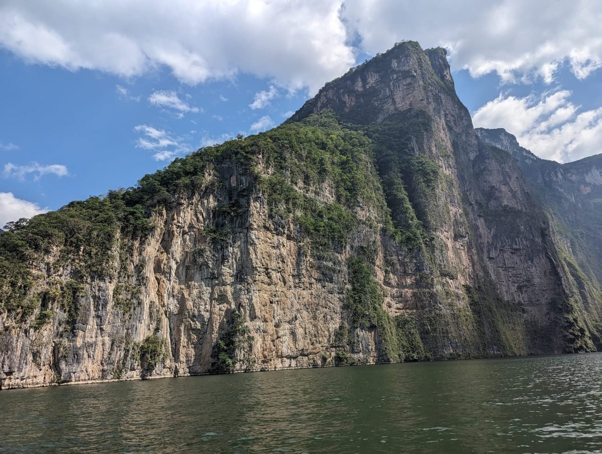 Skalny szczyt nad rzeką w Kanionie Sumidero
