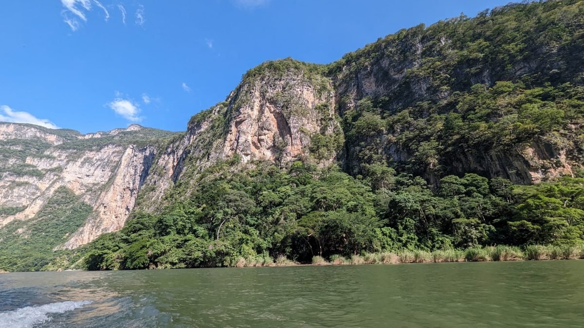 Jasne urwiska nad rzeką w Kanionie Sumidero
