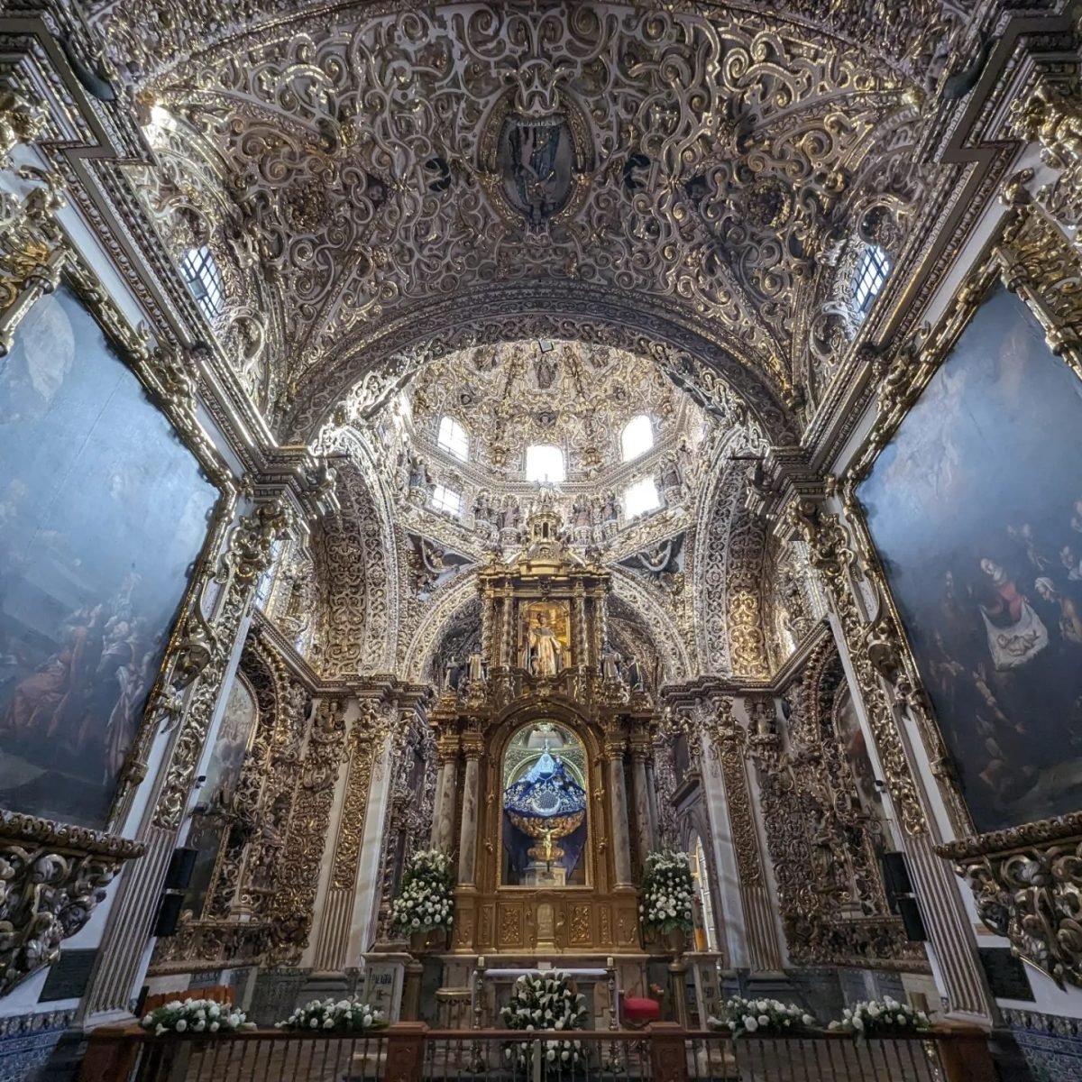Złocone barokowe wnętrze kaplicy Capilla del Rosario w Puebli