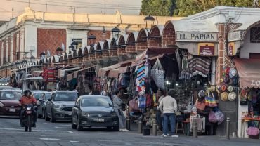 Targ rękodzieła El Parián w Puebli – stragany pod arkadami
