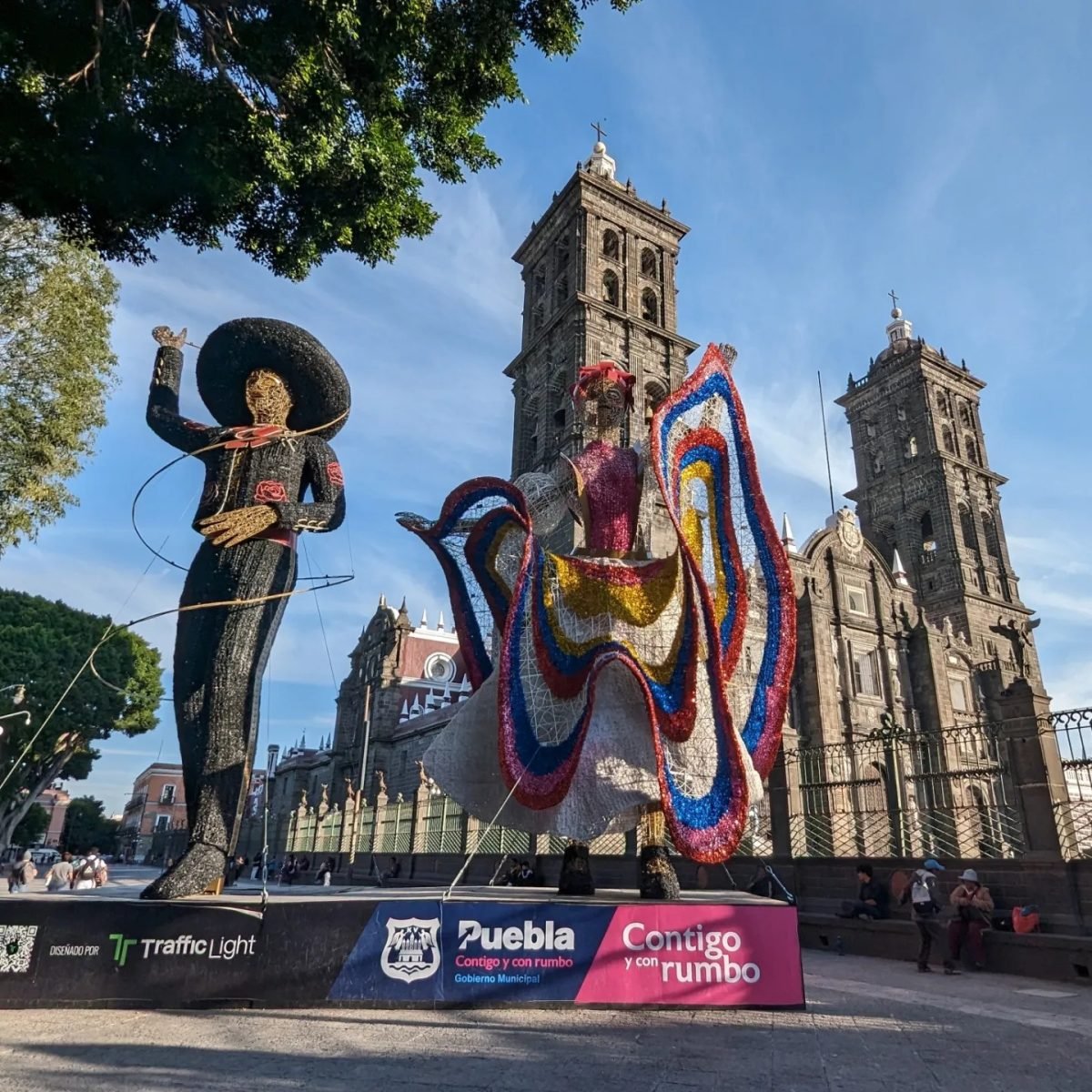 Pomnik charro i tancerki w tradycyjnej sukni przed katedrą w Puebli