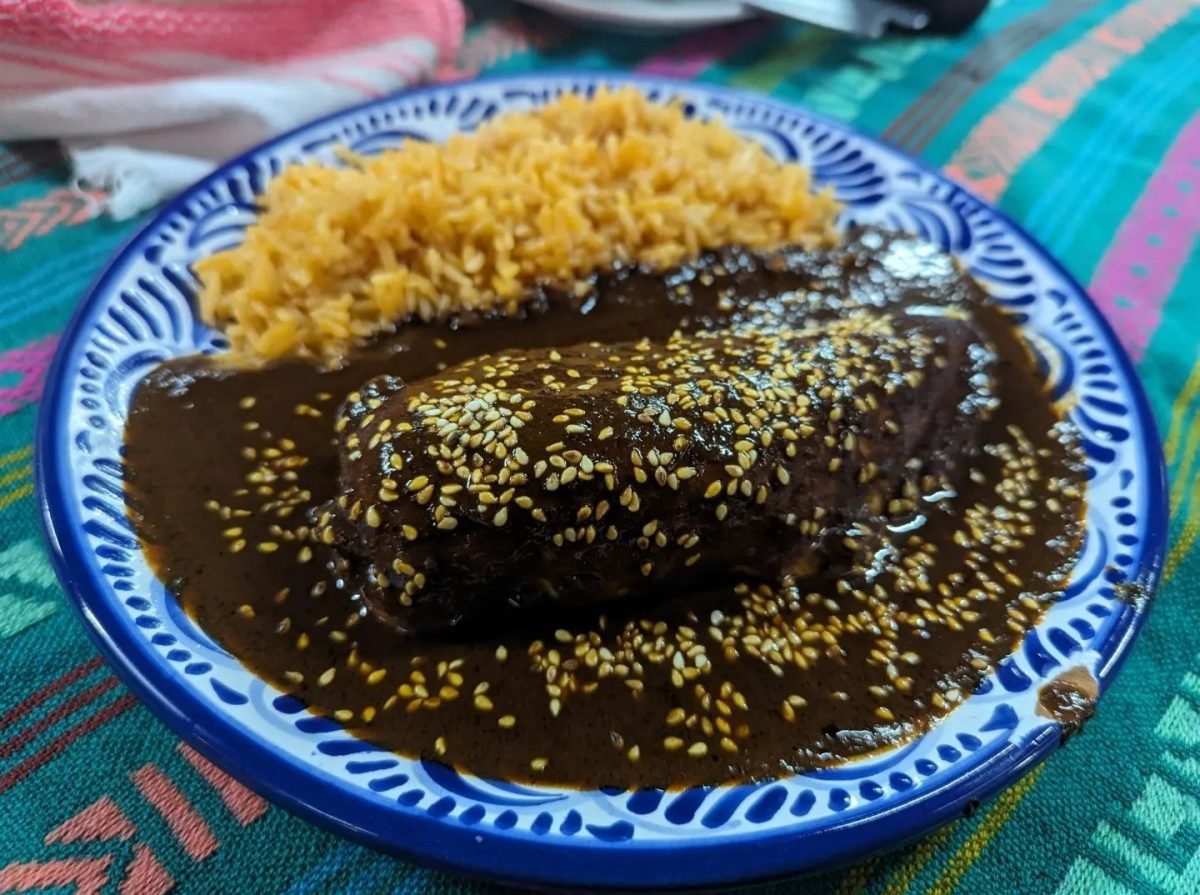 Mole poblano – mięso w ciemnym sosie czekoladowym z sezamem i ryżem, Puebla