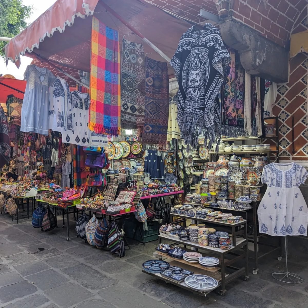 Stragan z haftowanymi ubraniami i ceramiką w Puebli