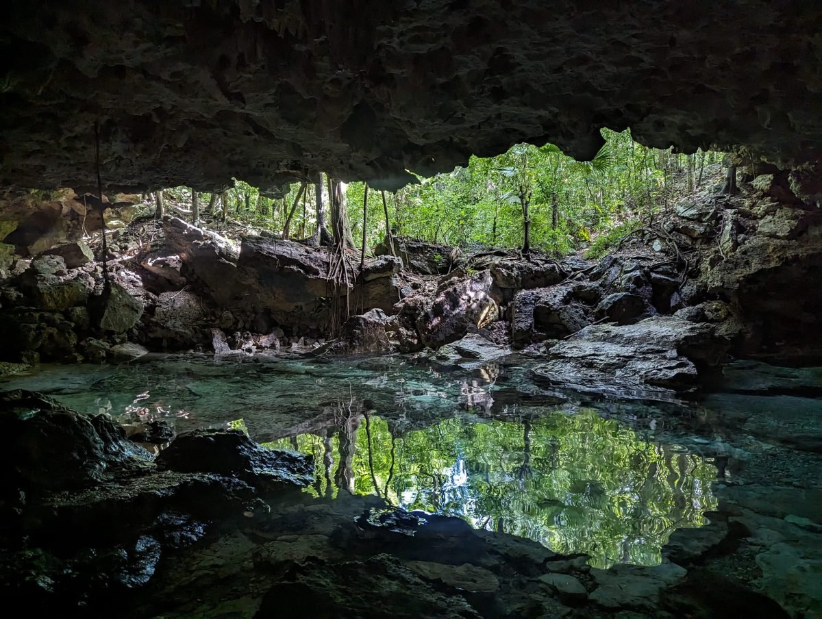 Cenote w jaskini w Chemuyil – skały odbijają się w przejrzystej wodzie