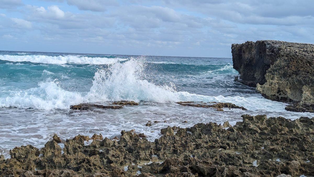 Fale rozbijające się o skały na dzikim wschodnim wybrzeżu Cozumel
