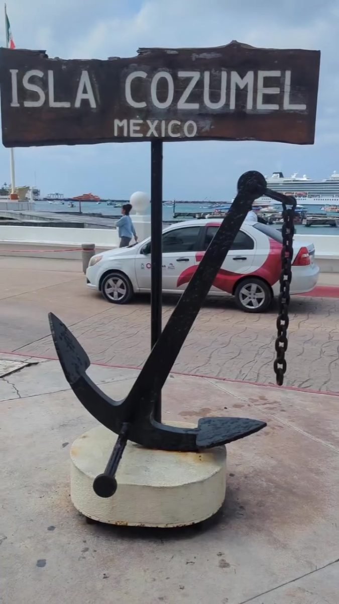 Napis Isla Cozumel z kotwicą na nabrzeżu