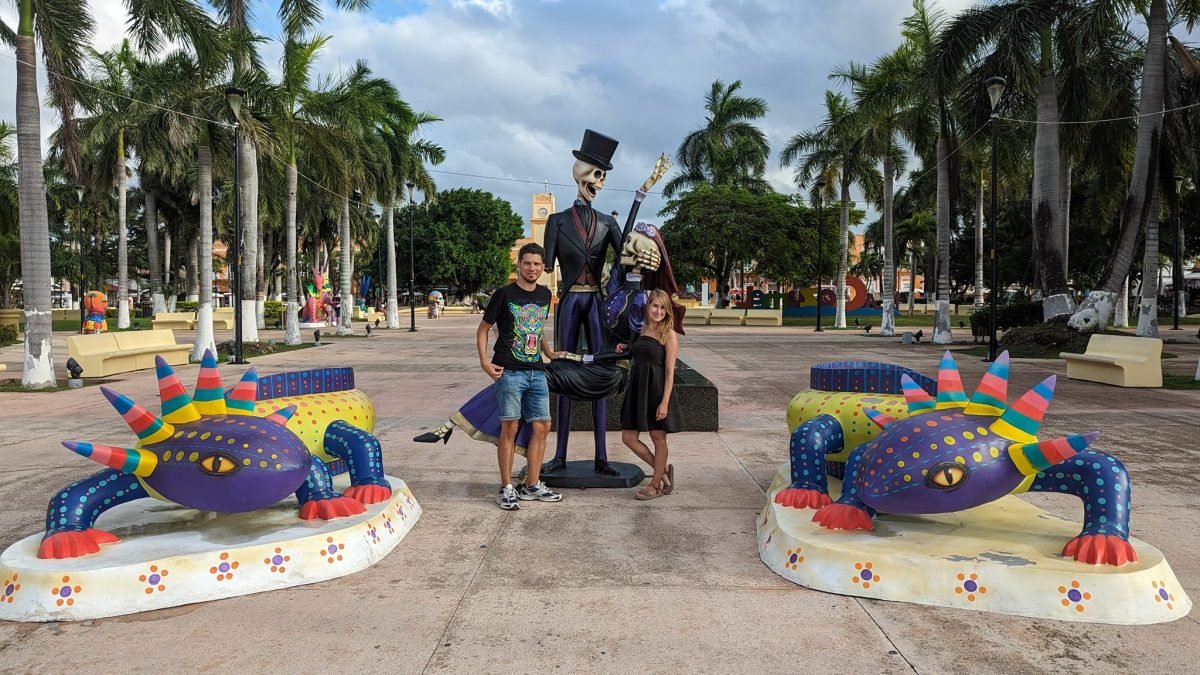 Kolorowe rzeźby smoków i figury szkieletów na placu w San Miguel de Cozumel