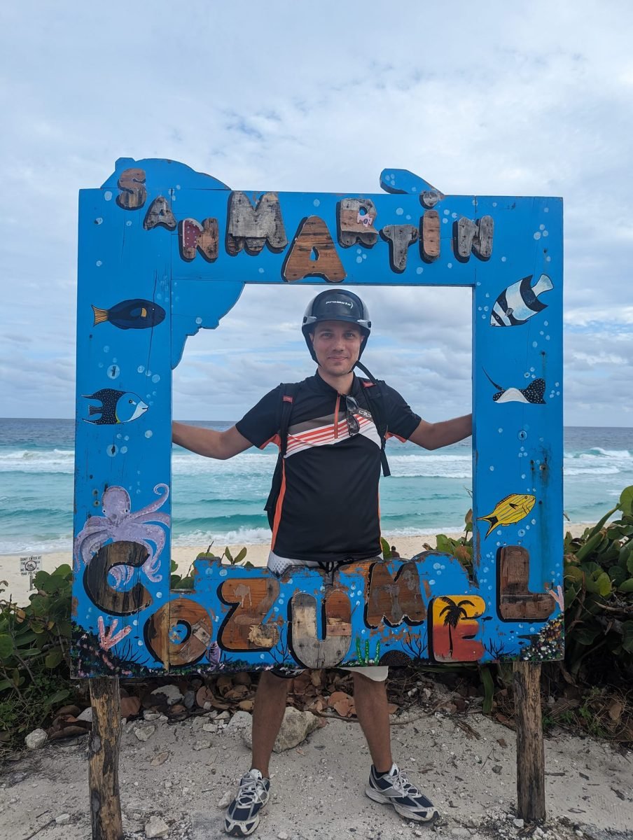 W ramce z napisem „San Martín – Cozumel” na plaży na wschodnim wybrzeżu wyspy