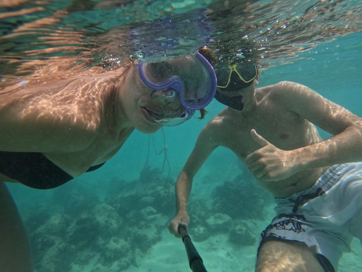 Razem pod wodą podczas snorkelingu na własną rękę przy beach clubie na Cozumel