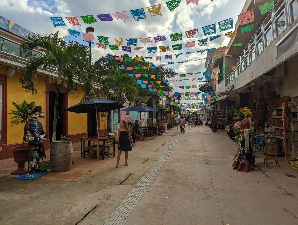 Kolorowa uliczka z chorągiewkami papel picado w San Miguel de Cozumel