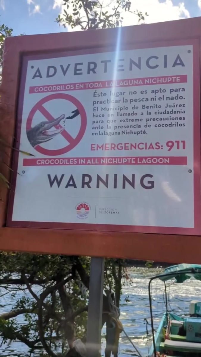Tablica ostrzegająca przed krokodylami w lagunie Nichupté w Cancún