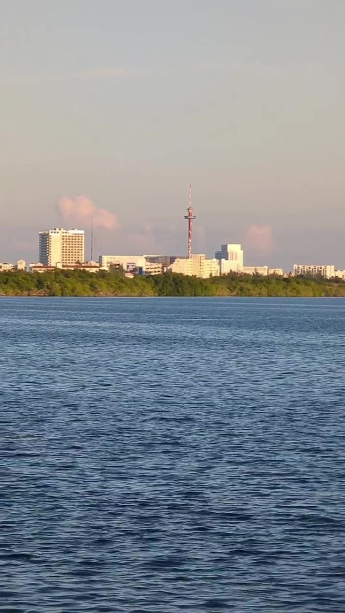 Laguna Nichupté i hotele Cancún o zachodzie słońca – widok z Malecón Tejamar