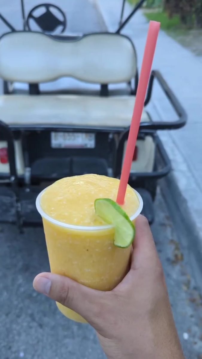 Mrożony napój w wózku golfowym na Isla Mujeres