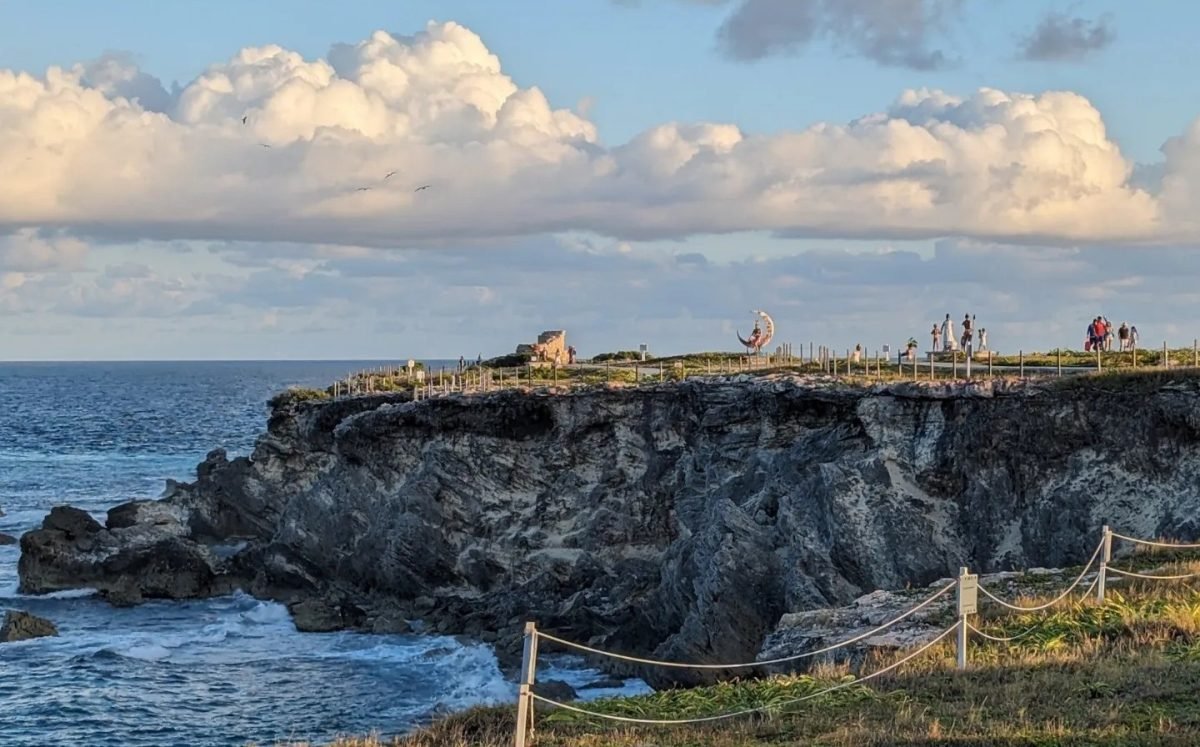 Skaliste klify Punta Sur na południowym krańcu Isla Mujeres, na szczycie rzeźby i turyści