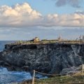 Skaliste klify Punta Sur na południowym krańcu Isla Mujeres, na szczycie rzeźby i turyści