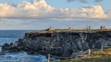 Skaliste klify Punta Sur na południowym krańcu Isla Mujeres, na szczycie rzeźby i turyści