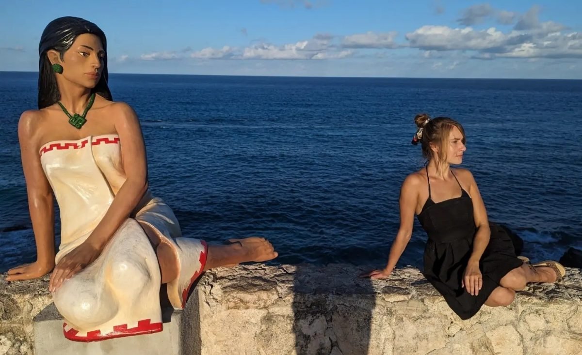 Przy rzeźbie kobiety w stroju Majów na murku nad morzem, na południowym krańcu Isla Mujeres