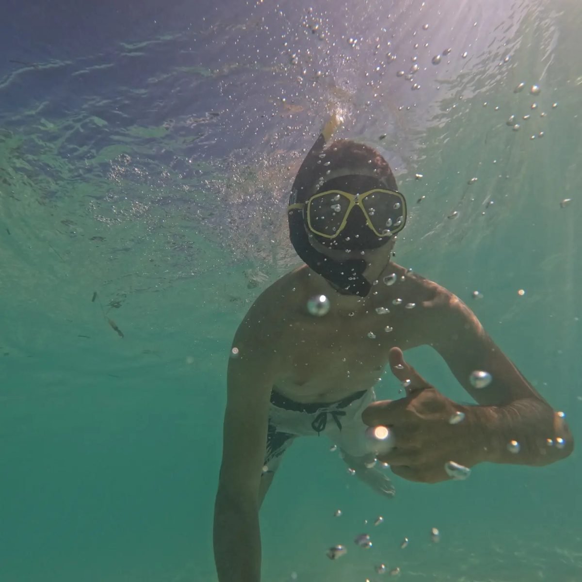 Snorkeling w płytkiej wodzie przy plaży Playa Norte na Isla Mujeres