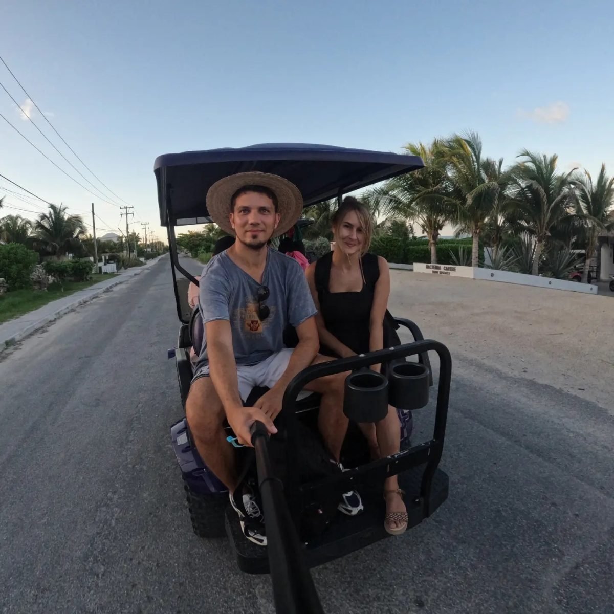Na tylnym siedzeniu wózka golfowego złapanego autostopem na Isla Mujeres