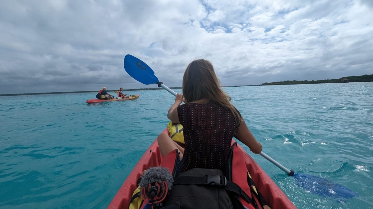 Kajakiem po lagunie Bacalar w drodze na Canal de los Piratas