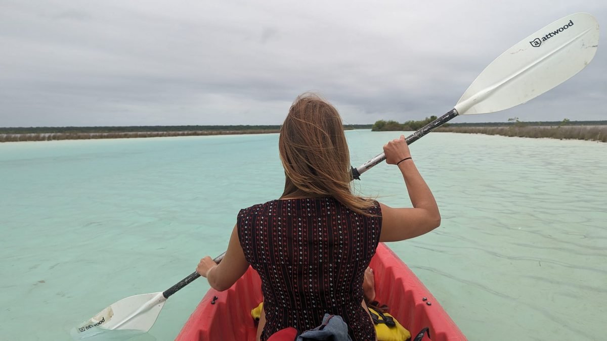 Jasnobłękitna woda na Canal de los Piratas w Bacalar