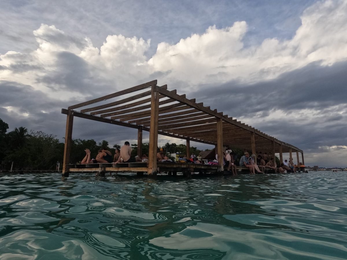 Zadaszony pomost na lagunie Bacalar