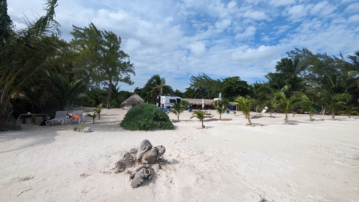 Biała plaża kempingu Los Piratas del Caribe pod Mahahual