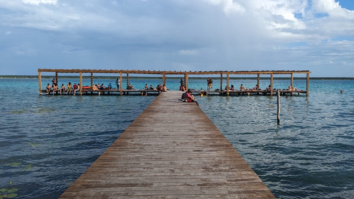 Długi drewniany pomost na lagunie Bacalar