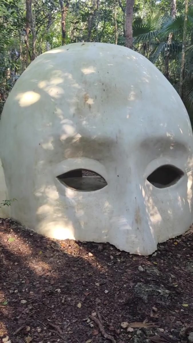Rzeźba ogromnej białej maski w dżungli w galerii Holistika Art Walk w Tulum