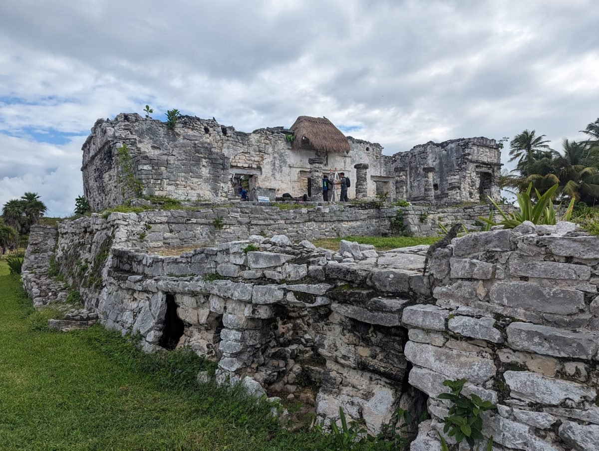 Budowla z kolumnami w ruinach Tulum