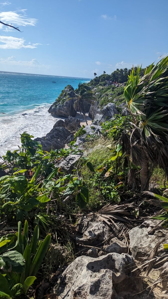 Plaża i morze pod klifem z ruinami w Tulum