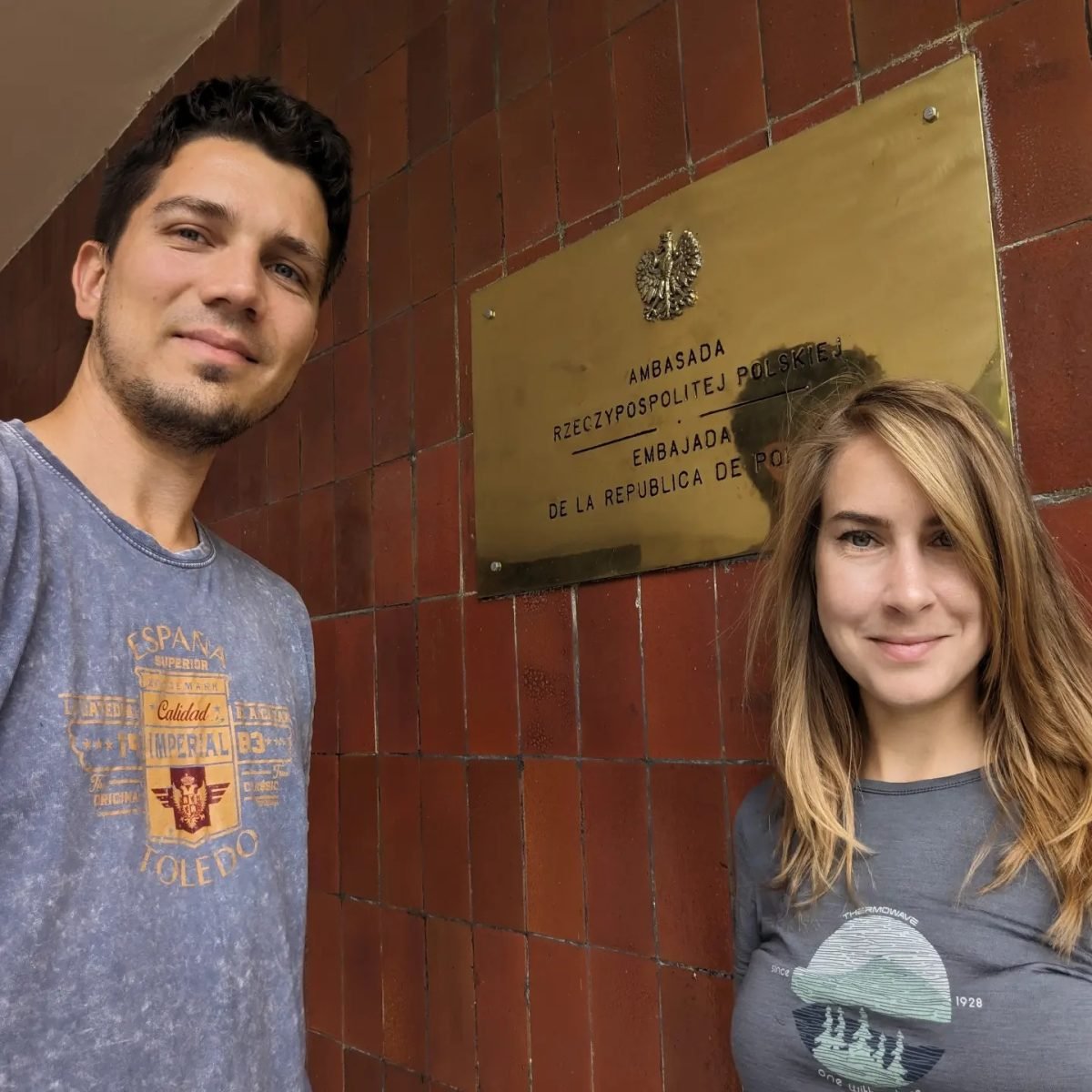 Przed tablicą Ambasady RP w Meksyku w dniu głosowania w wyborach