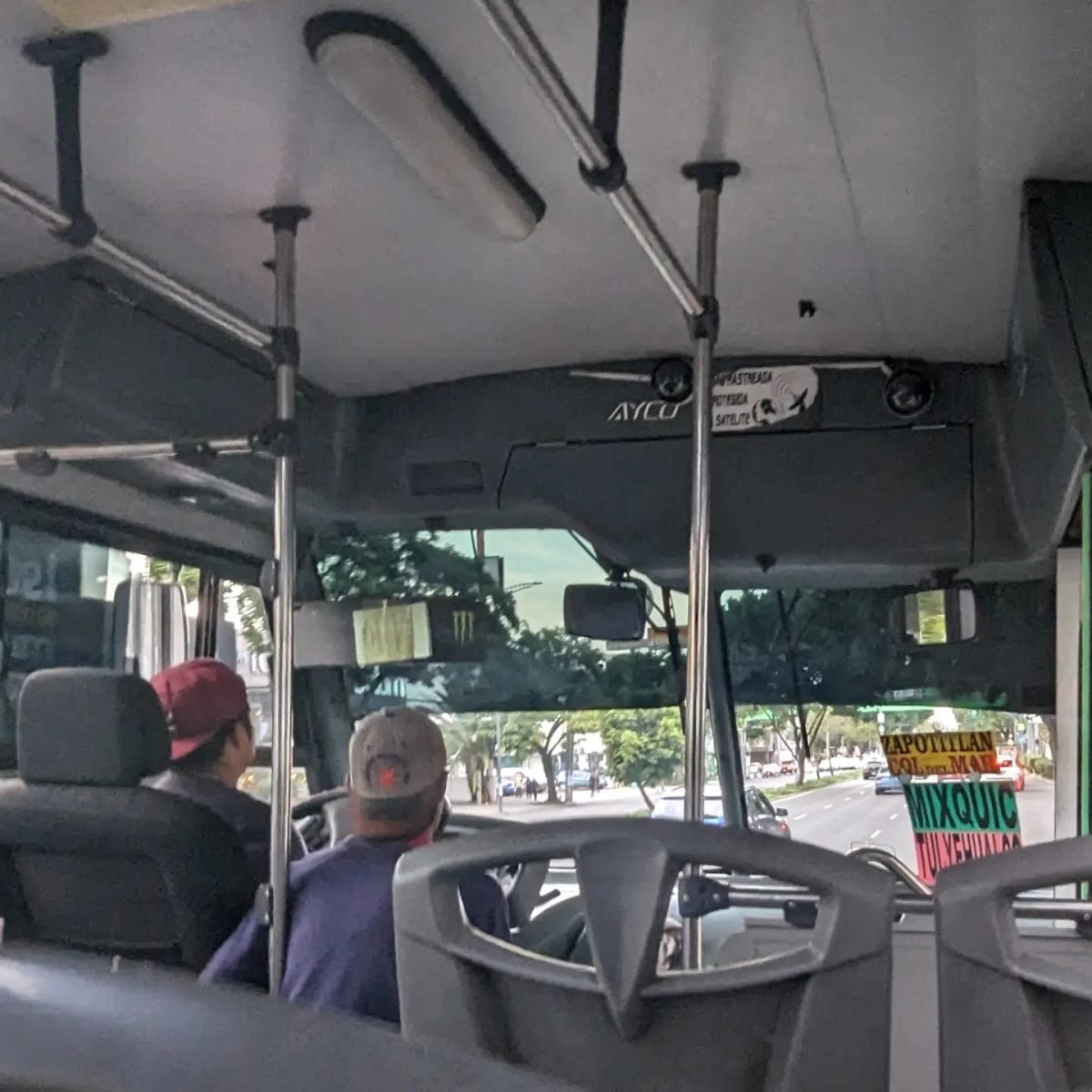 Wnętrze autobusu w Meksyku – między miastami jeździliśmy autobusami ADO, lokalnie busami i colectivo