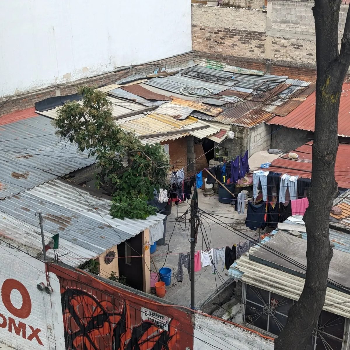 Domy z blachy i cegły obok bloków w Mexico City