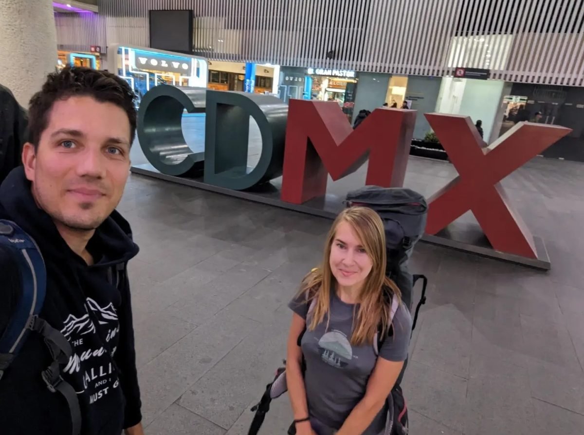 Z plecakami przy napisie CDMX na lotnisku w Mexico City