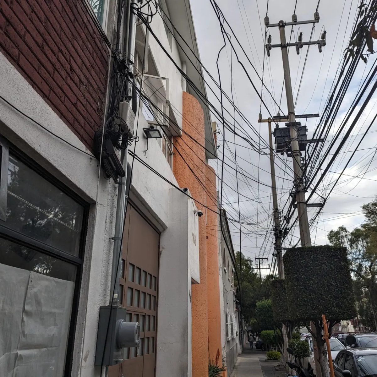 Plątanina kabli elektrycznych nad ulicą w Mexico City