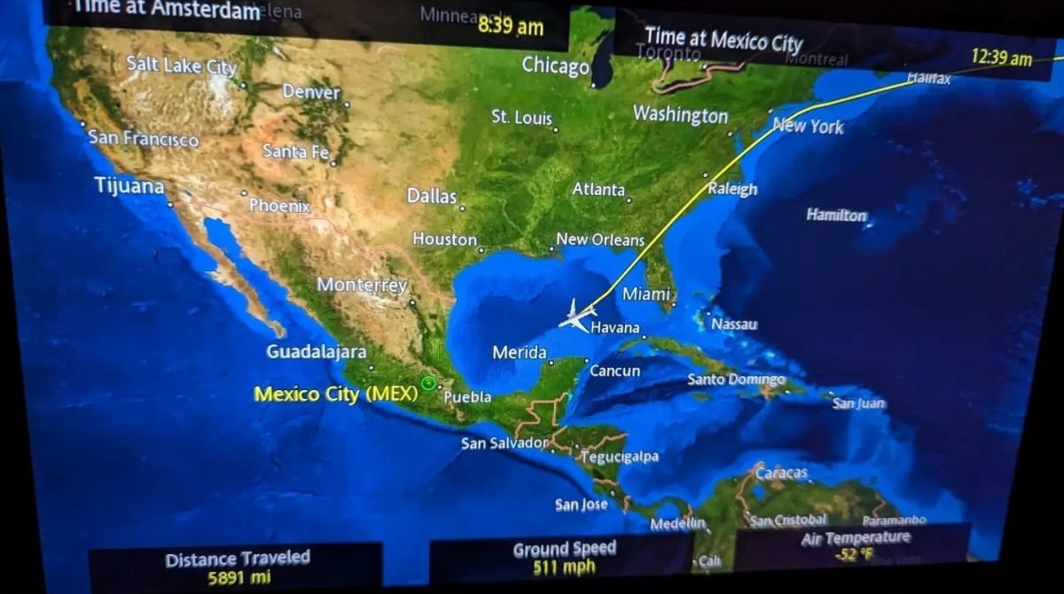 Mapa lotu z Amsterdamu do Mexico City na ekranie w samolocie