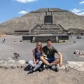 Przed Piramidą Słońca w Teotihuacán koło Mexico City