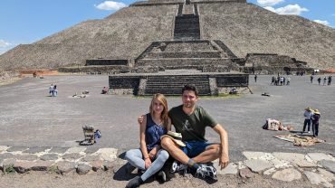 Przed Piramidą Słońca w Teotihuacán koło Mexico City