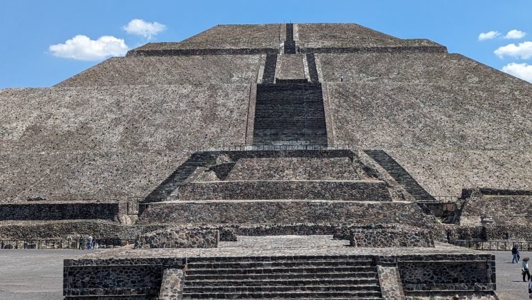 Piramida Słońca w Teotihuacán koło Mexico City
