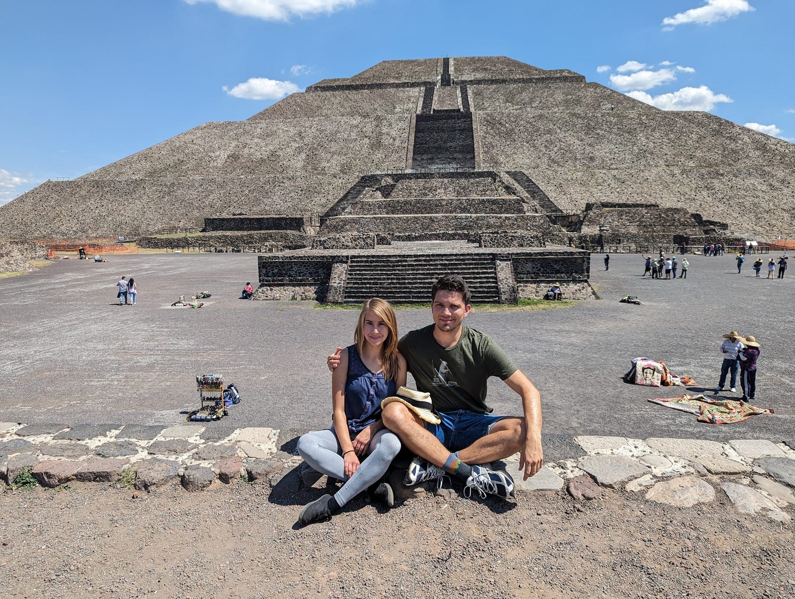 Przed Piramidą Słońca w Teotihuacán koło Mexico City