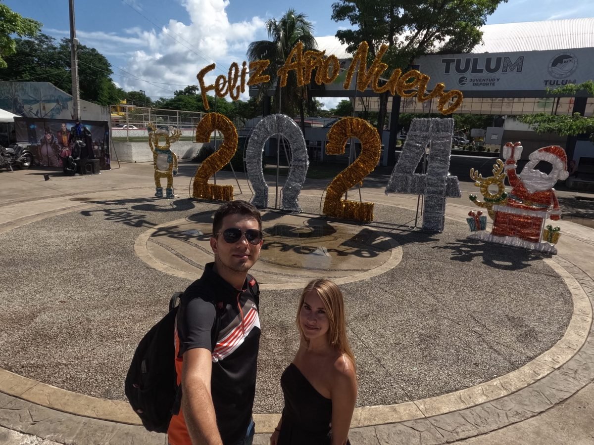 Przed świątecznym napisem „Feliz Año Nuevo 2024” w Tulum